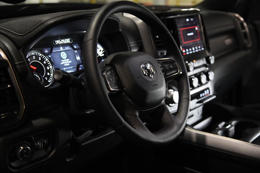 Панель приборов Ram 1500 Sport Crew Cab (DT) 2018 года  (CA) (фото 13 из 40)